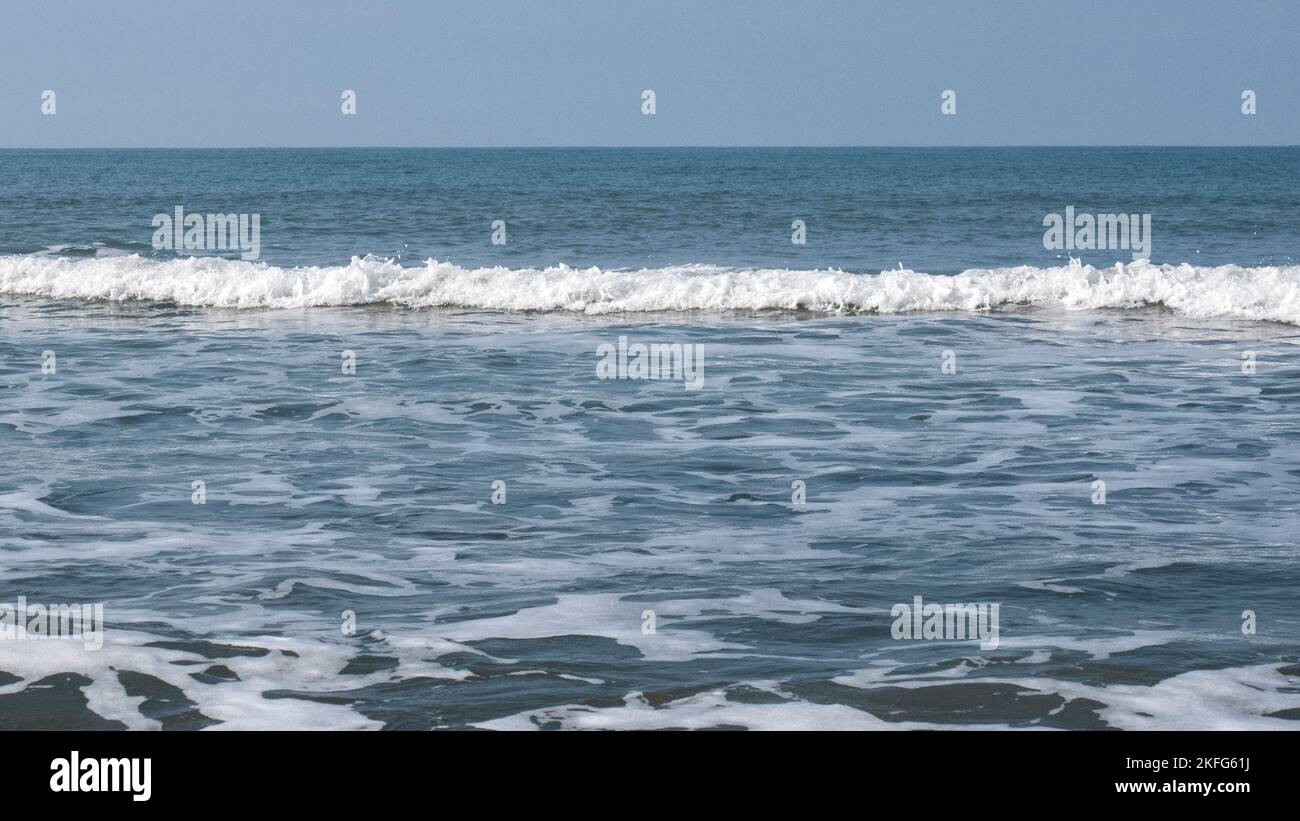 Riva del mare con onde dolci e modelli di surf e marea a Penbryn spiaggia Cardigan Bay nel sud ovest del Galles UK Foto Stock