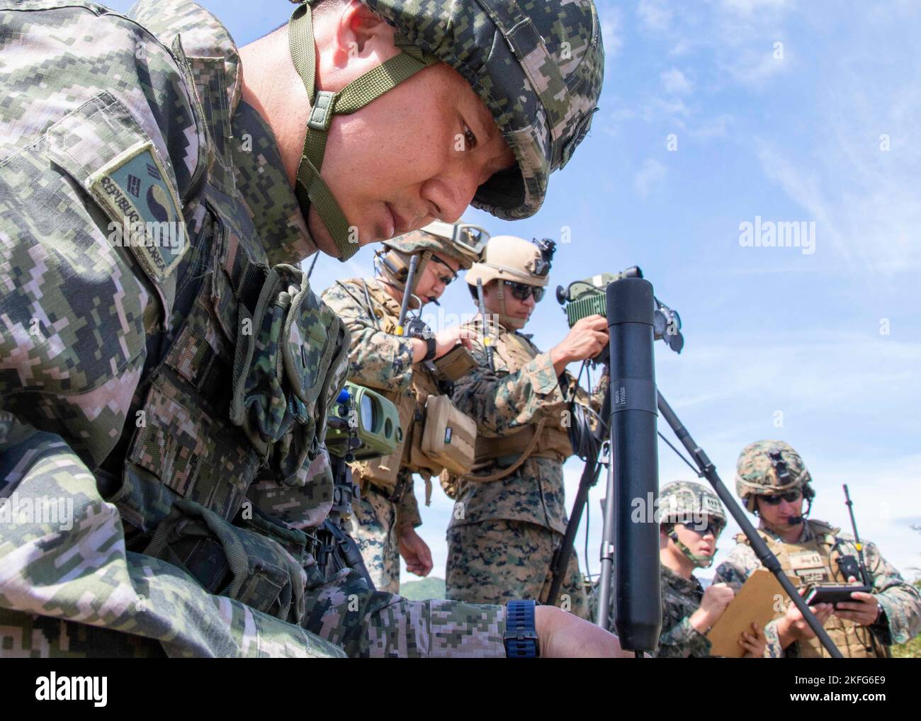 Repubblica di Corea (ROK) Marines e U.S. Marines con 5th Air Naval Gunfire Liaison Company (ANGLICO), III Marine Expeditionary Force Information Group si preparano a chiamare il supporto in stretta aria durante il partito tattico di controllo aereo e l'addestramento di supporto in stretta aria a Pilsung Range, Provincia di Gangwan, Corea del Sud, 15 settembre 2022. Korea Marine Exercise Program (KMEP) 22-3 è un'iterazione di una serie di esercizi di formazione combinata continua progettati per migliorare il ROK e l'Alleanza degli Stati Uniti, promuovere la stabilità nella penisola coreana e rafforzare le capacità militari e l'interoperabilità tra il ROK e gli Stati Uniti. Foto Stock