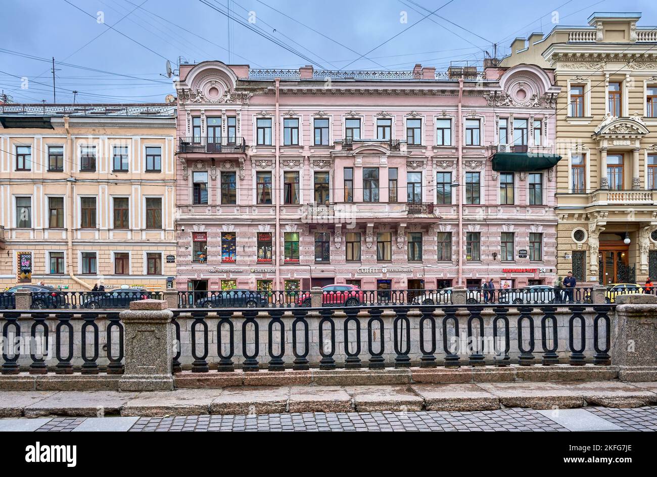 Griboyedov Canal, vista della vecchia casa di K.I. Imzen - Tomashevskaya, costruita in stile eclettico nel 1875, punto di riferimento: San Pietroburgo, Russia - Octo Foto Stock