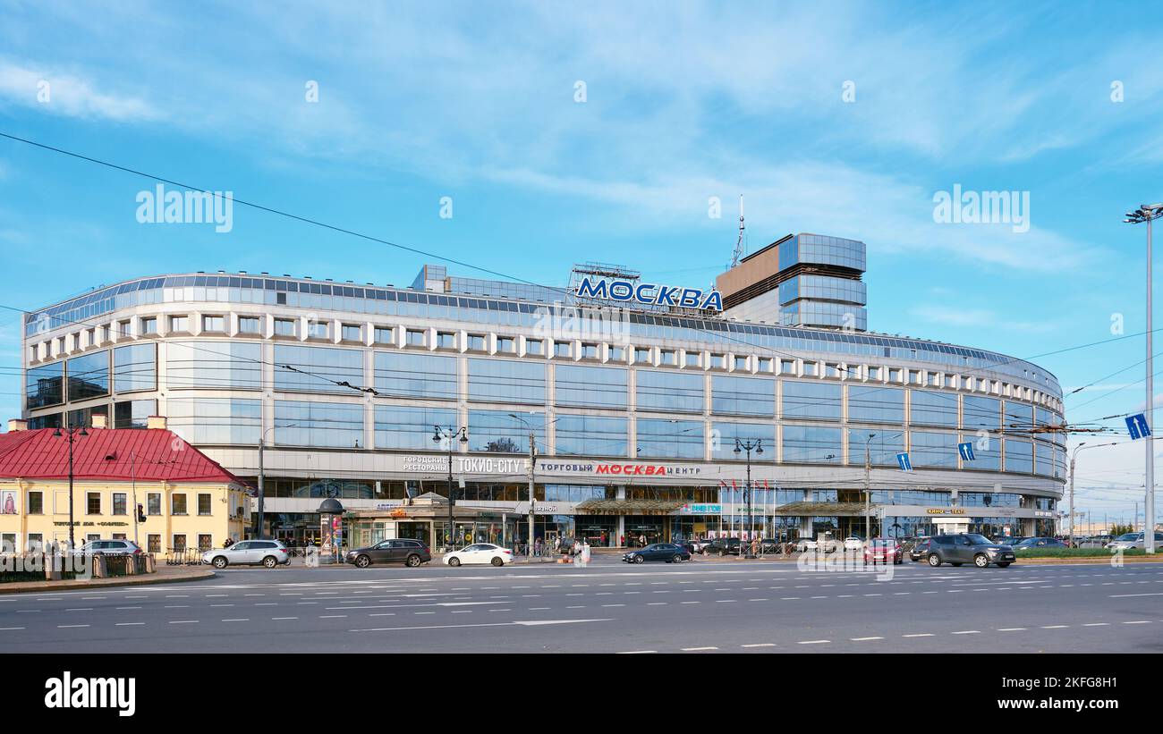 Alexander Nevsky Square, vista sul moderno centro commerciale di Mosca e il Moscow Hotel, 1974-1977, punto di riferimento: San Pietroburgo, Russia - 08 ottobre 202 Foto Stock