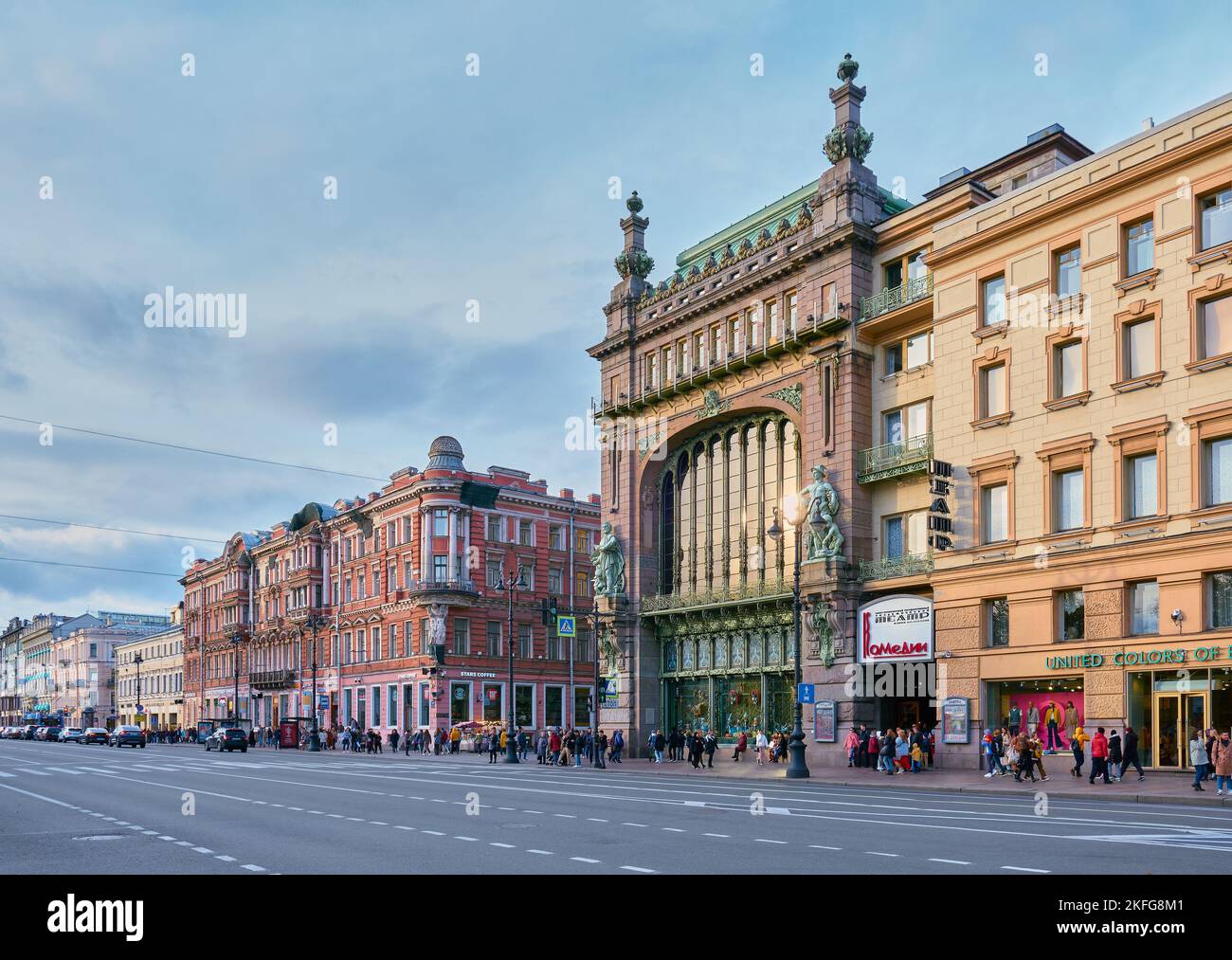 Nevsky Prospekt, vista del negozio di Yelliseyevsky e del teatro comico di San Pietroburgo, che prende il nome da N.P. Akimov, edificio costruito in stile moderno nel 19 Foto Stock