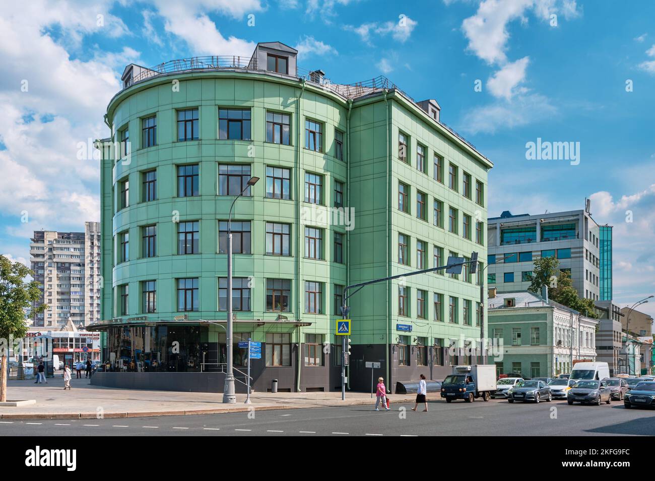 Vista da Piazza Taganskaya di un vecchio edificio non residenziale costruito nel 1932, l'architetto V.M. Mayat, punto di riferimento: Mosca, Russia - 04 agosto, 2022 Foto Stock