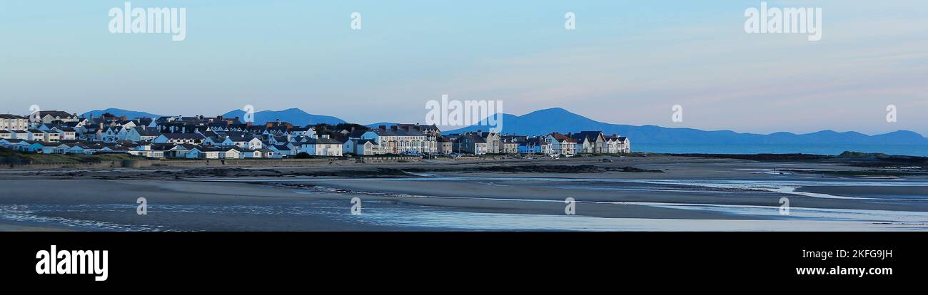 Fotografia a colori il villaggio di Rhosneigr sulla costa settentrionale dell'isola di Anglesey, Galles del Nord UK, autunno. Foto Stock