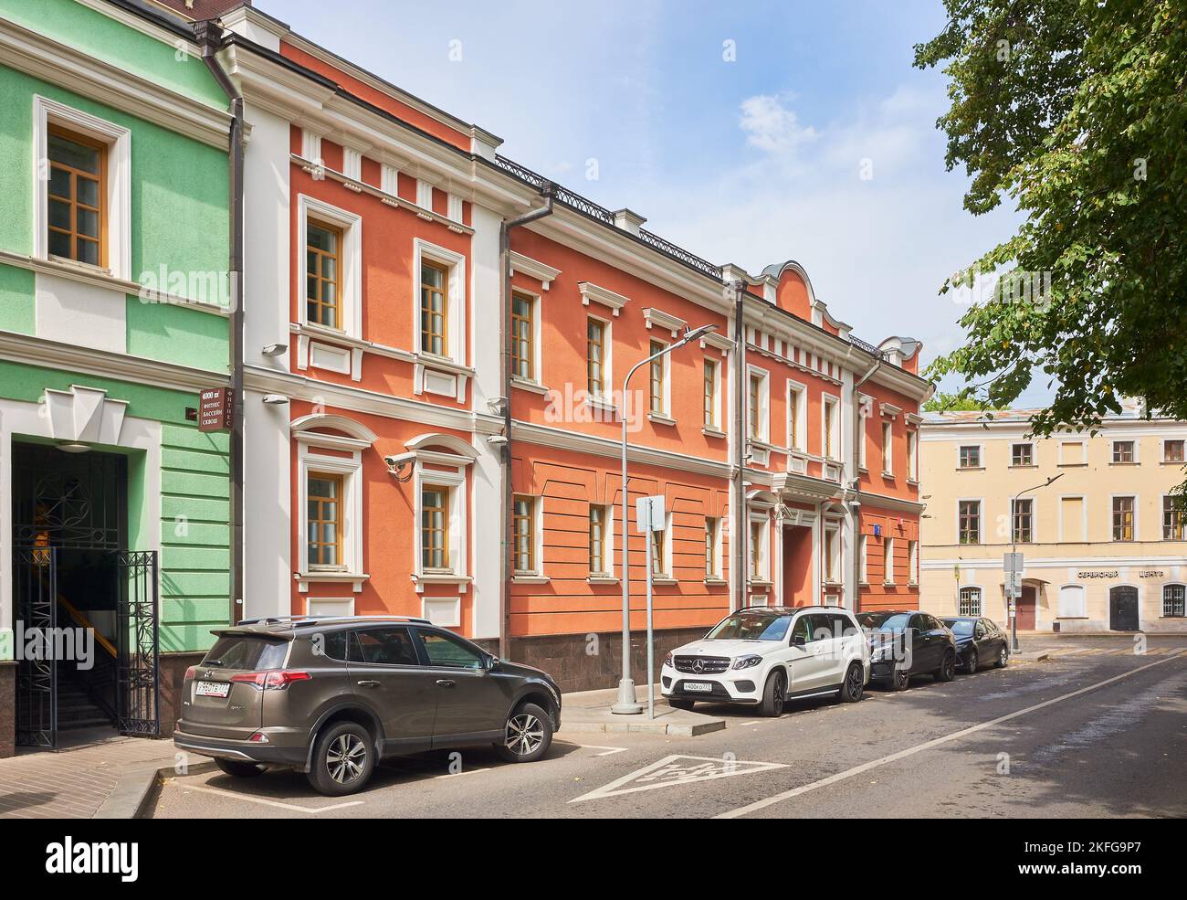 Paesaggio urbano, Malaya Polyanka Street, colorate proprietà urbane ricostruite del 19th ° secolo, punto di riferimento: Mosca, Russia - 19 agosto 2022 Foto Stock