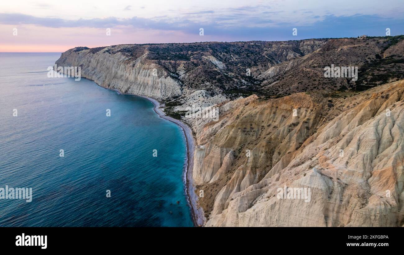 Tramonto vicino a capo Aspro scogliere panorama aereo da drone, Limassol, Cipro Foto Stock