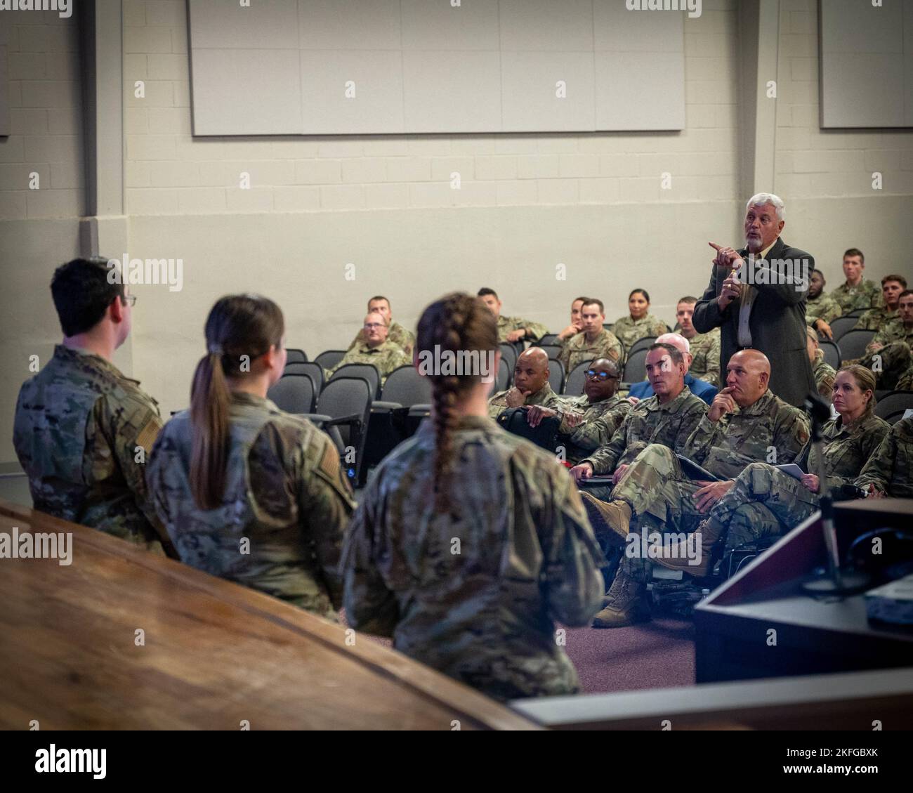 Ritirata l'aviazione militare statunitense Chief Master Sgt. Gary Broadbent, a destra, il capo comandante del 7th sergente della Guardia Nazionale aerea (ANG), ha fornito feedback ad Airmen durante una presentazione di gruppo al 2022 ANG Enlisted Leadership Symposium (ELS), Camp Shelby, Mississippi, 13-15 settembre 2022. Più di 170 Airmen che rappresentano le unità ANG di ogni stato, territorio e Distretto di Columbia hanno partecipato al simposio, un evento di tre giorni, ospitato dal Maestro Capo Sgt. Maurice Williams, capo del comando ANG, si è concentrato sul tema “potenziare gli Airmen per accelerare”. Foto Stock