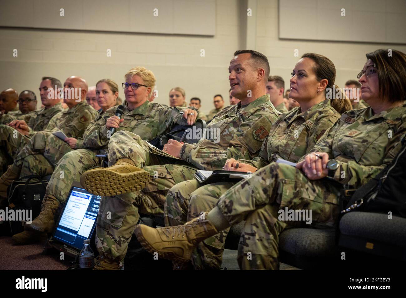 Il comandante capo dell'aeronautica degli Stati Uniti Joshua Moore, al centro di destra, leader senior arruoled, Wyoming National Guard, e presidente del Field Advisory Council, sorride mentre fornisce il feedback ad Airmen durante una presentazione di gruppo al 2022 Air National Guard (ANG) arruoled Leadership Symposium (ELS), Camp Shelby, Mississippi, 13-15 settembre 2022. Più di 170 Airmen che rappresentano le unità ANG di ogni stato, territorio e Distretto di Columbia hanno partecipato al simposio, un evento di tre giorni, ospitato dal Maestro Capo Sgt. Maurice Williams, capo comando ANG, si è focalizzato sul tema “Empowering Airmen to Foto Stock