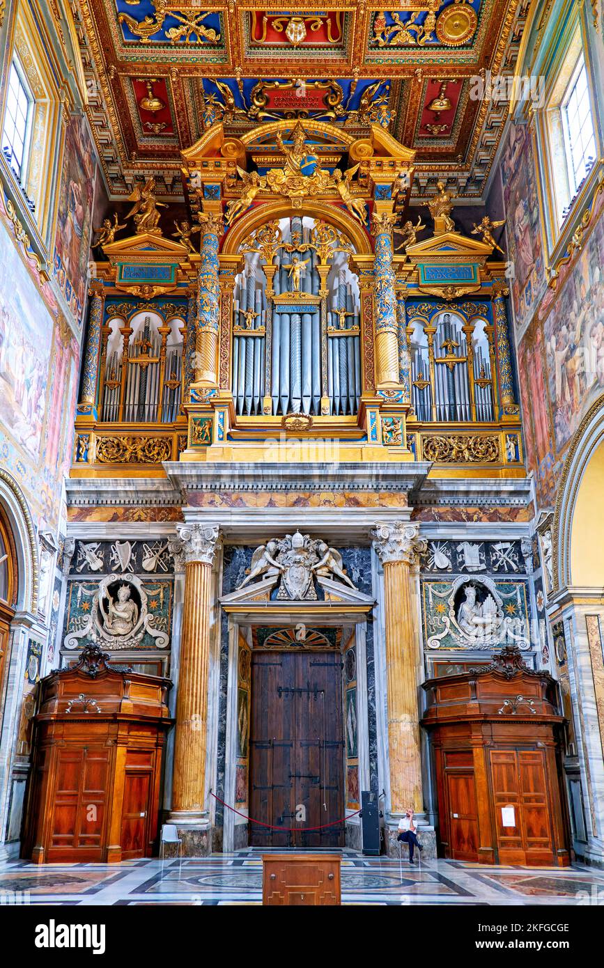 Roma Lazio Italia. La Cattedrale dell'Arcibasilica del Santissimo Salvatore e dei Santi Giovanni Battista e Giovanni Evangelista in Laterano è un Catolo Foto Stock