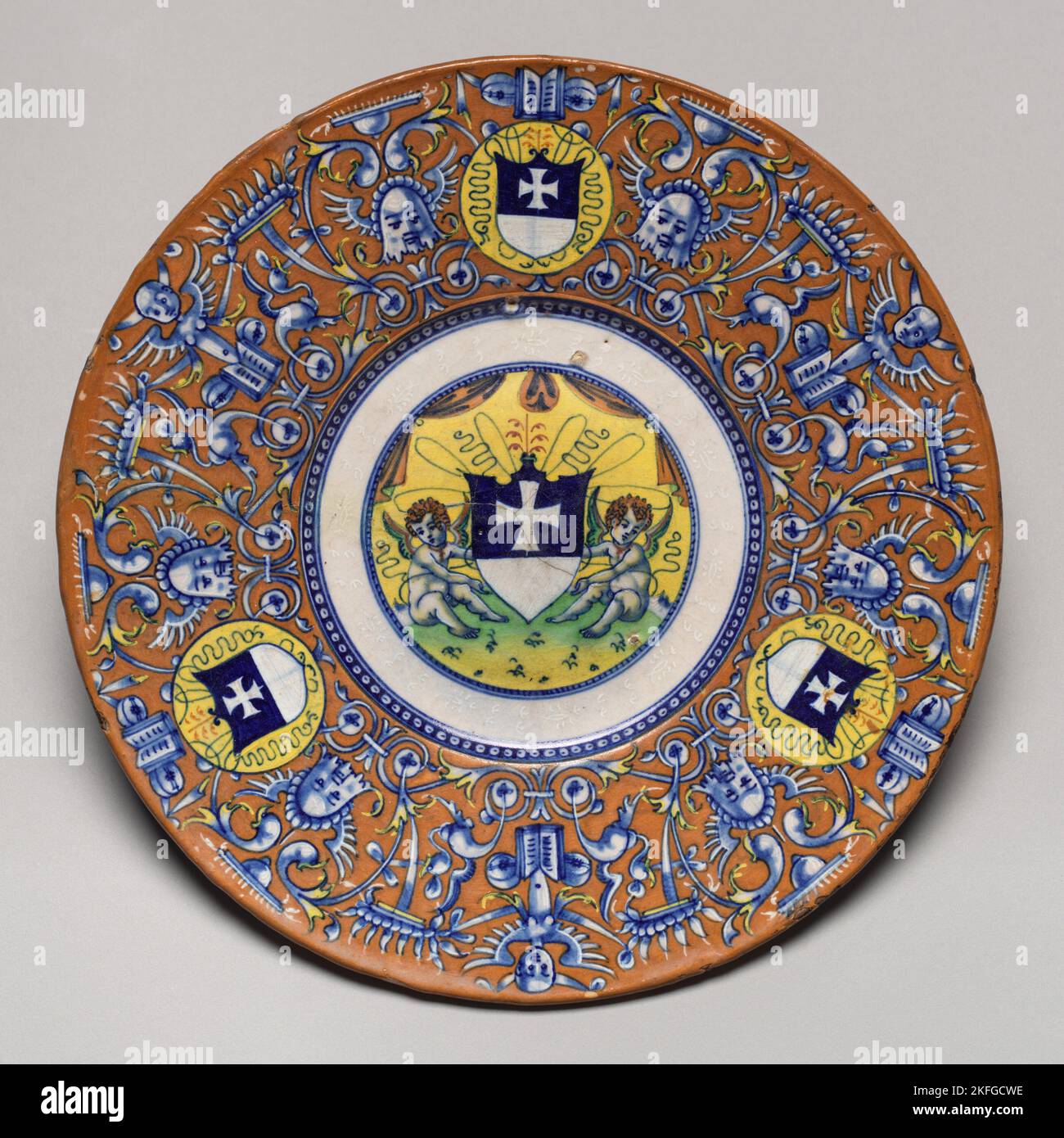 Piatto con bordo di grottesche su un terreno arancione e tre scudi delle braccia dei Gritti di Venezia..., prob. 1510/1525. Foto Stock