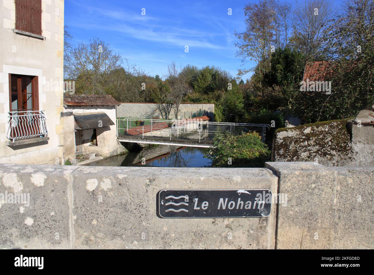Vista del fiume Nohain qui situato nella bella città di Donzy nella regione Nièvre della Francia rurale. Foto Stock