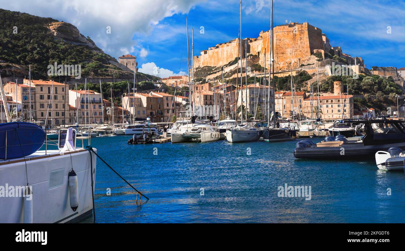 Bonifaccio città, isola di Corsica. Vista del porto turistico con barche a vela e castello. Popolare destinazione turistica Foto Stock