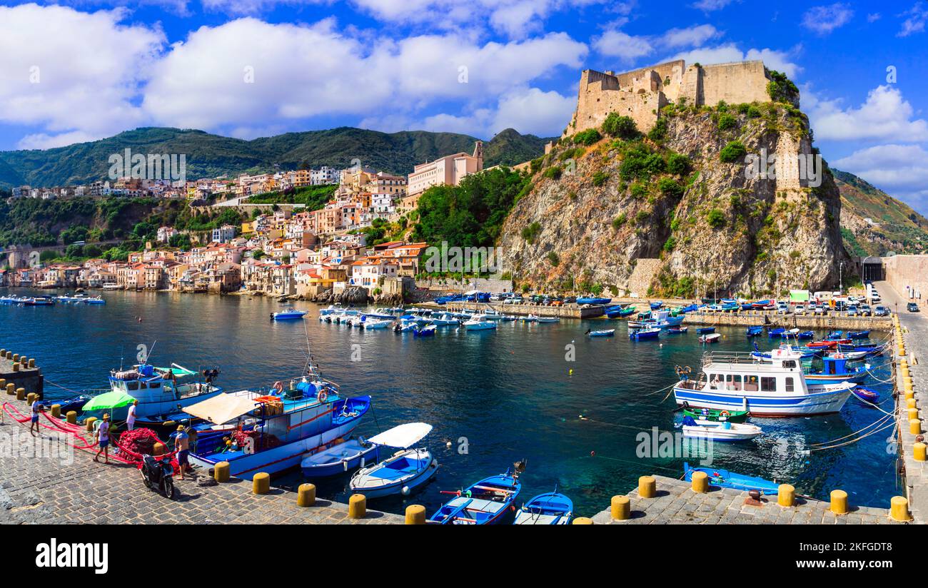 Viaggia in Calabria, villaggio di pescatori di Scilla con una bellissima spiaggia e un castello medievale. Italia meridionale Foto Stock