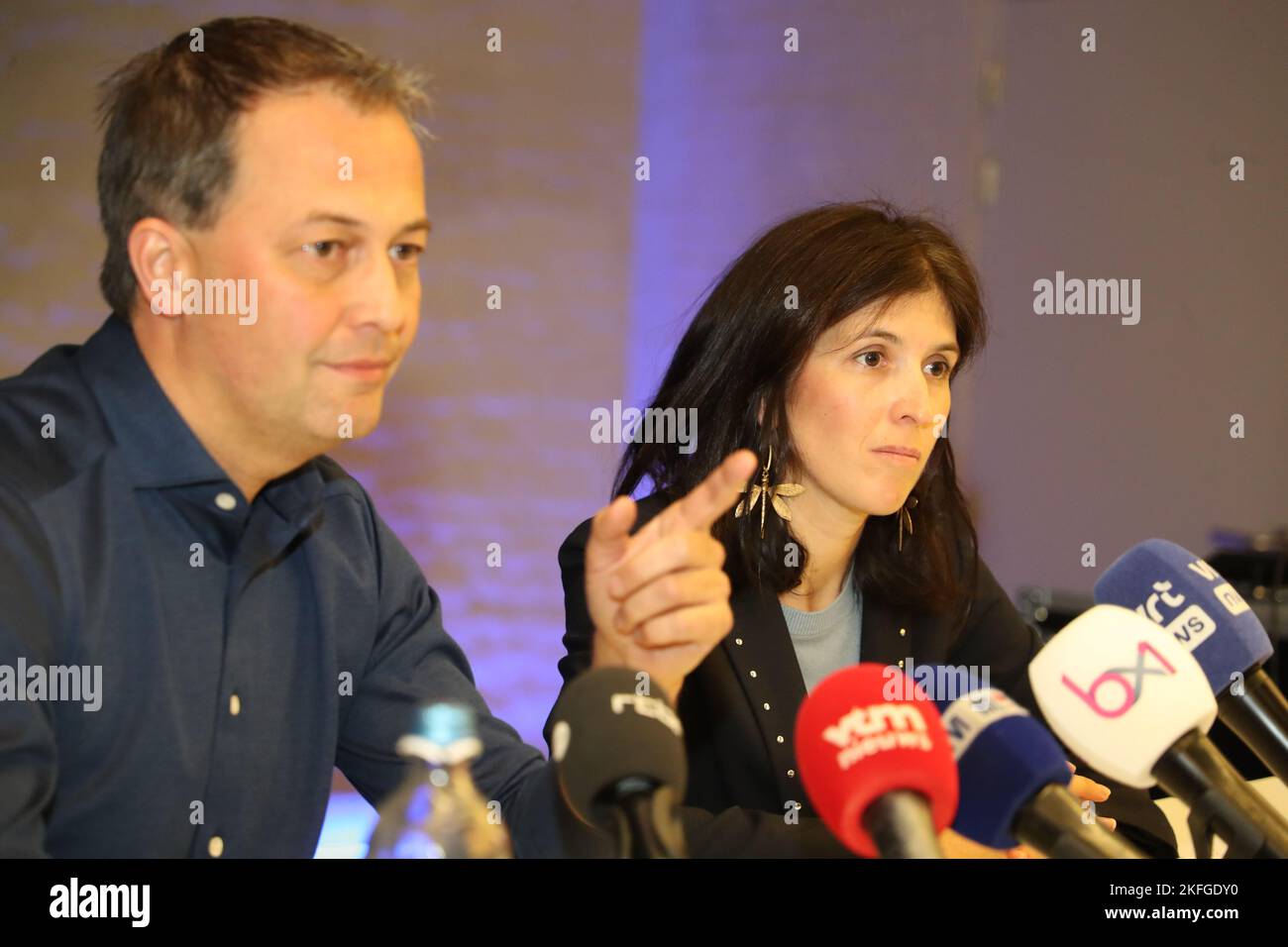 Il presidente di Open VLD, Egbert Lachaert e Alexia Bertrand, ha illustrato nel corso di una conferenza stampa sulla nomina di un nuovo segretario di Stato per il bilancio e la protezione dei consumatori presso Open VLD, venerdì 18 novembre 2022, a Bruxelles. FOTO DI BELGA NICOLAS MAETERLINCK Foto Stock