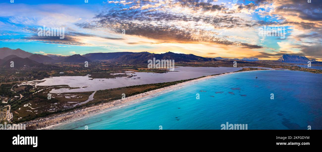 Italia. Sardegnia (Sardegna) isola natura paesaggio e le migliori spiagge. Vista panoramica aerea della splendida spiaggia di la Cinta (San Teodoro) con turchesi Foto Stock
