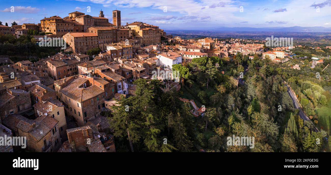 Viaggi in Italia e punti di riferimento. Toscana, vista panoramica aerea del centro storico di Montepulciano Foto Stock