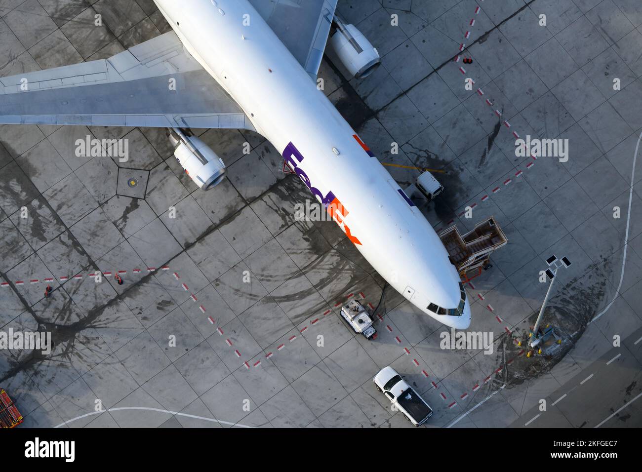 FedEx McDonnell Douglas MD-11 aereo da carico. Aereo da cargo di FedEx Express visto dall'alto. Aereo da carico aereo MD11. Foto Stock