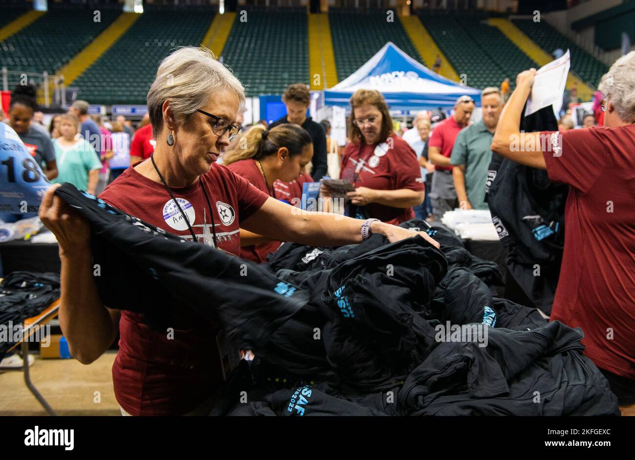 I volontari consegnano i pettinini da corsa e le magliette durante la Health & Fitness Expo del 15 settembre 2022 al Nutter Center della Wright state University, Fairborn, Ohio. L'Expo ha visto la partecipazione di circa 75 espositori specializzati negli ultimi sviluppi in salute, fitness e nutrizione. Sono stati offerti anche lo yoga e una clinica per la mobilità. Foto Stock