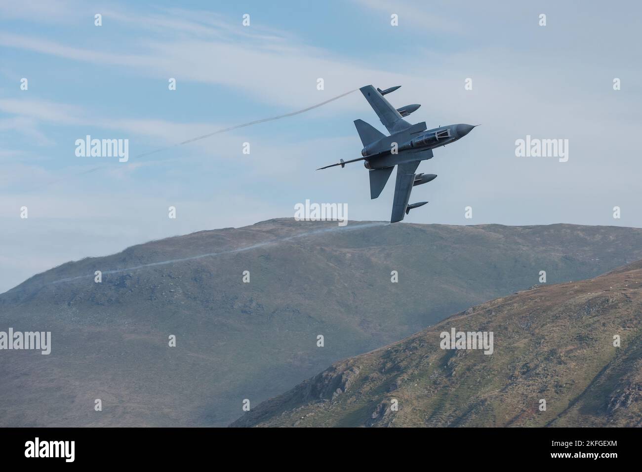 Preso il 1 novembre 2017 nel Mach Loop, Galles, Regno Unito. Foto del jet da caccia Tornado RAF che vola a bassa quota sulle colline del Galles. Foto Stock