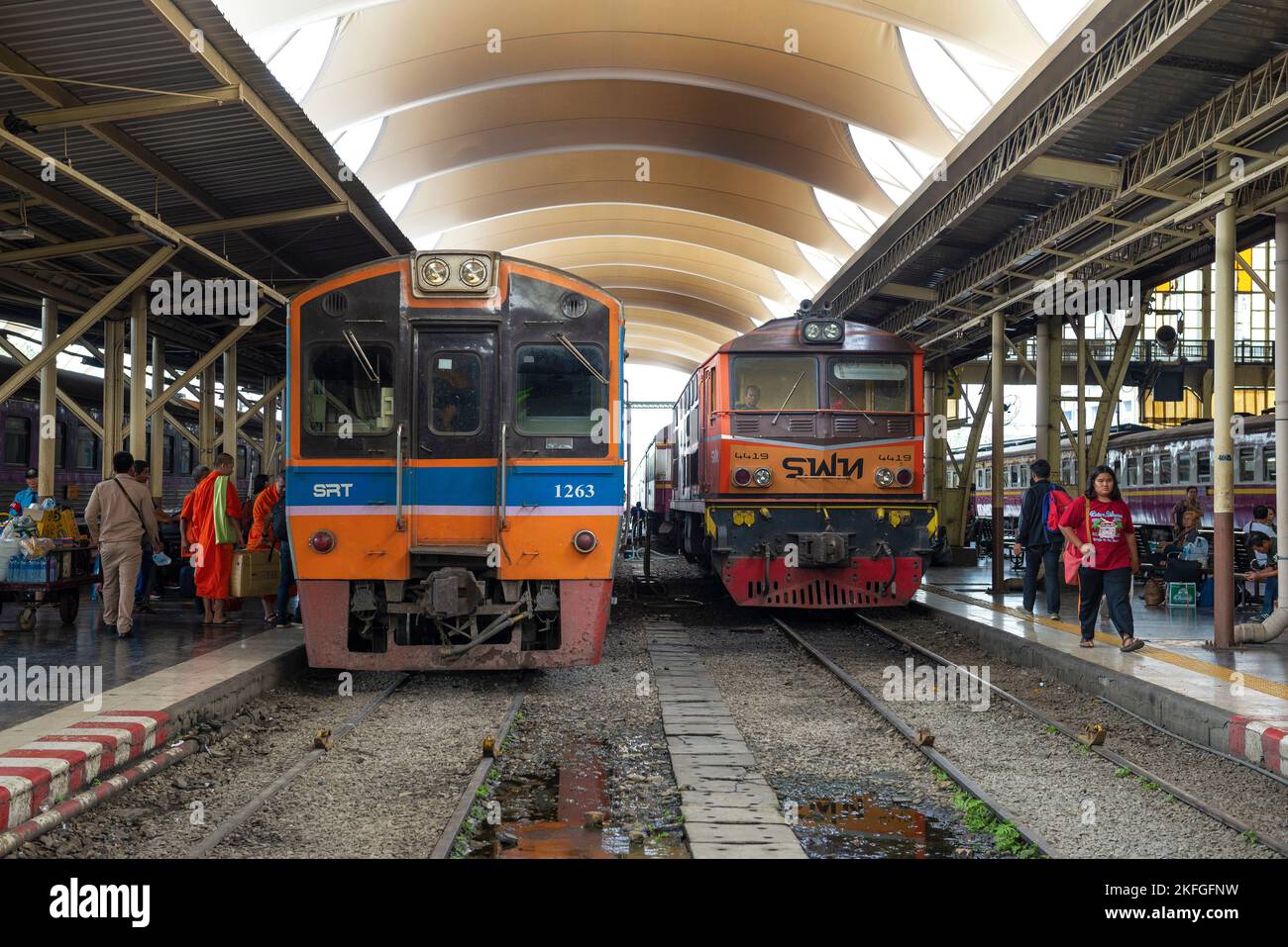 BANGKOK, THAILANDIA - 04 GENNAIO 2019: Sulla piattaforma della stazione ferroviaria principale di Hua Lamphong Foto Stock