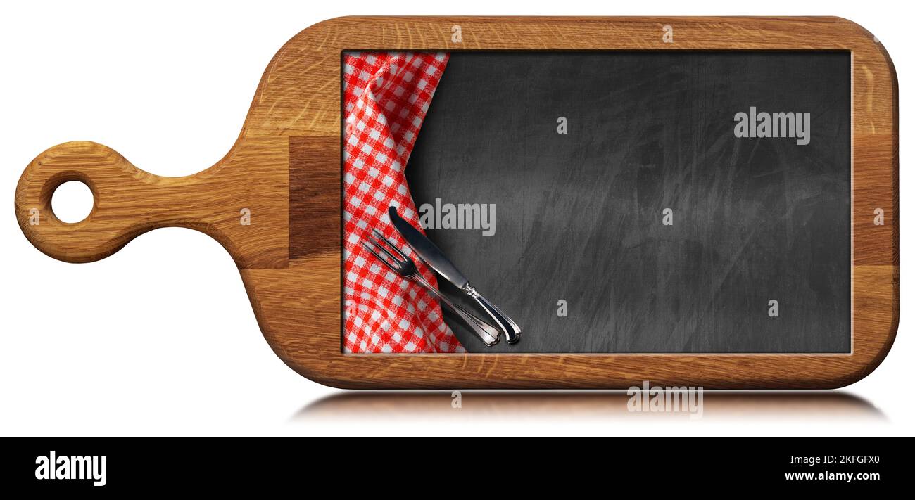 Tagliere in legno con una lavagna vuota all'interno, tovaglia a scacchi  rossa e bianca e posate in argento (forchetta e coltello). Modello per menu  di cibo Foto stock - Alamy