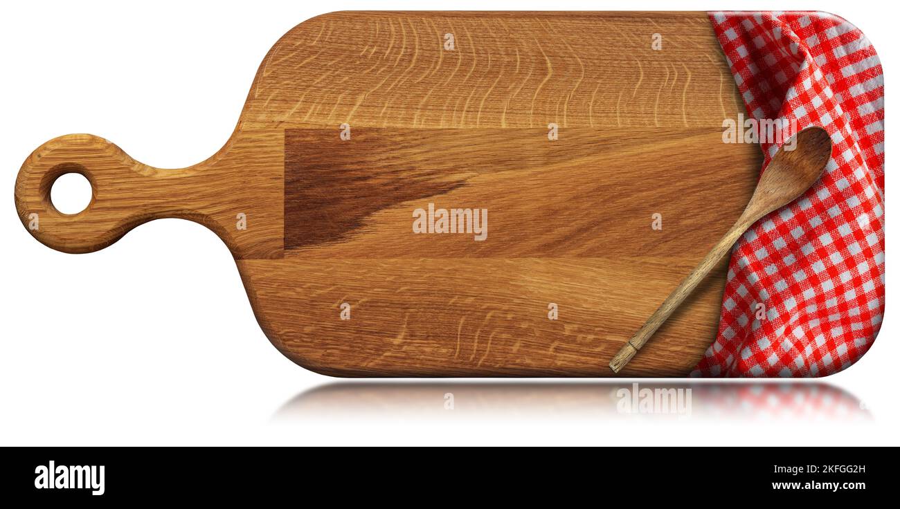 Vecchio tagliere in legno con tovaglia a scacchi rosso e bianco e cucchiaio. Isolato su sfondo bianco. Modello per ricette o cibo e menu. Foto Stock
