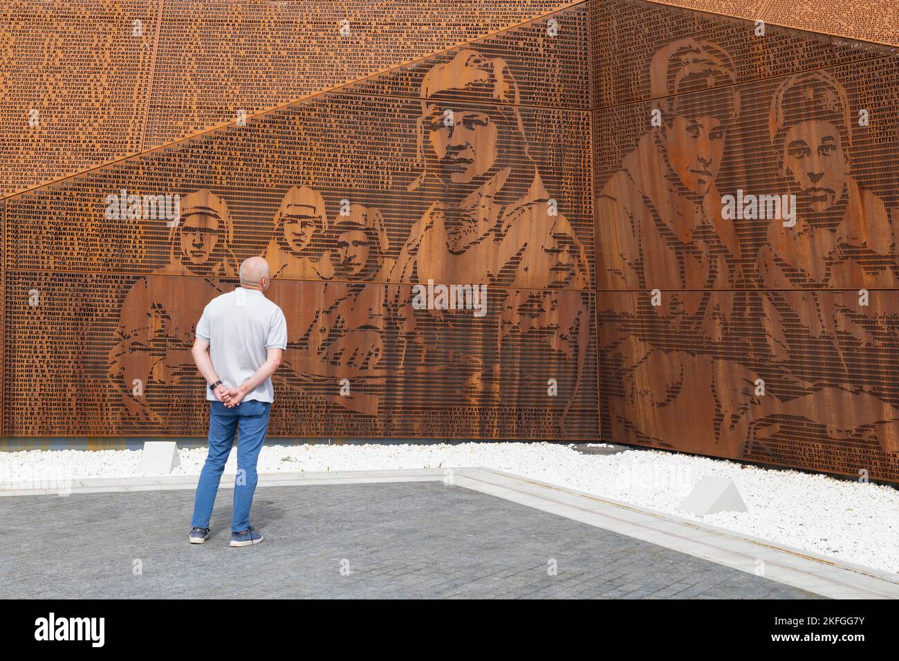 RZHEV, RUSSIA - 15 LUGLIO 2022: Un uomo legge i nomi dei soldati sovietici morti durante la Grande Guerra Patriottica. Memoriale di Rzhev Foto Stock