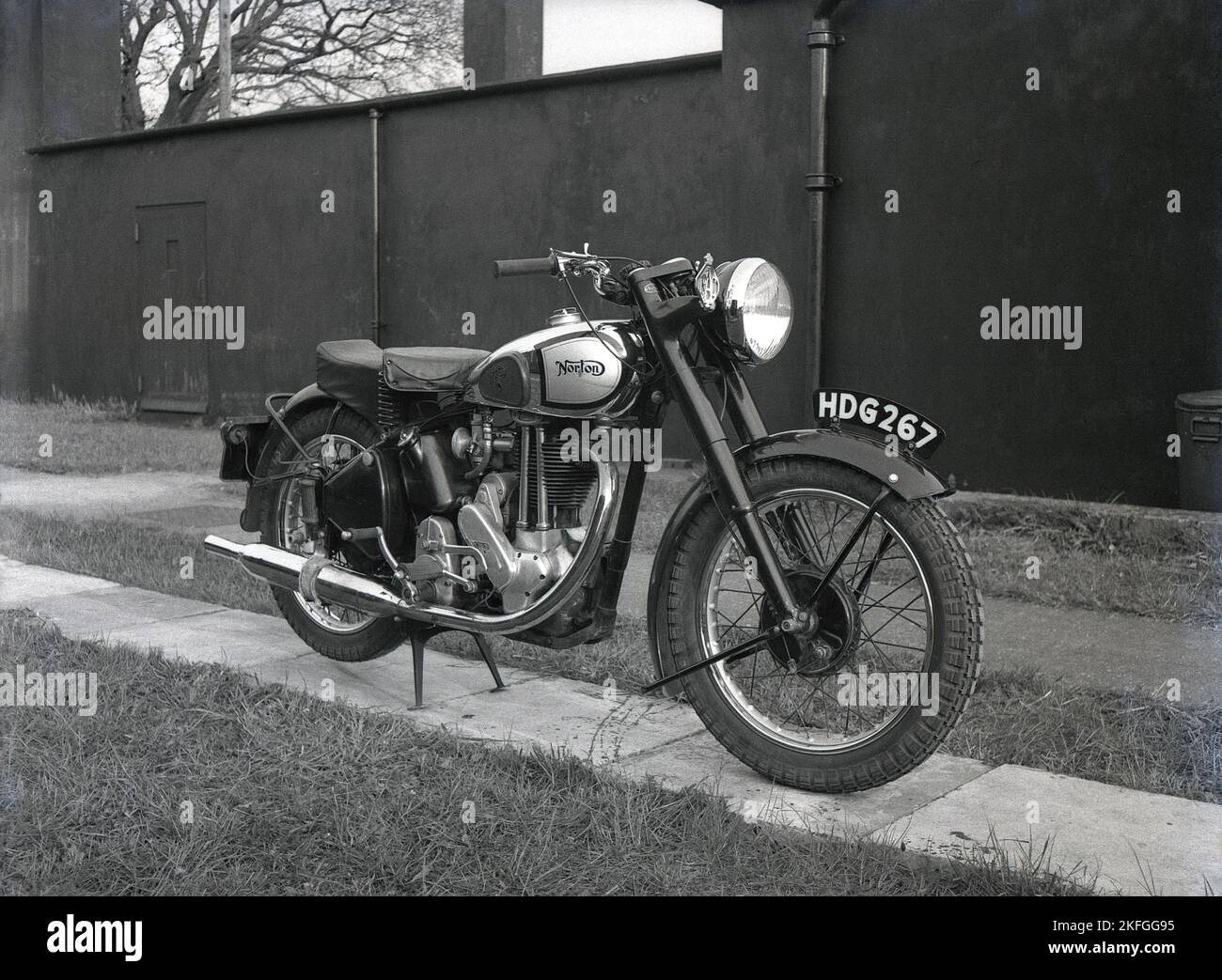 1948, storica, una motocicletta Norton di fabbricazione britannica, parcheggiata fuori a RAF Ternhill, Longford Camp, Market Drayton, Shropshire, Inghilterra, REGNO UNITO Foto Stock