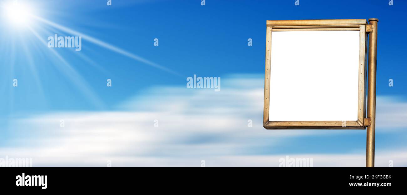Cartellone in metallo vuoto con spazio di copia contro un cielo blu sfocato con nuvole e raggi solari. Foto Stock