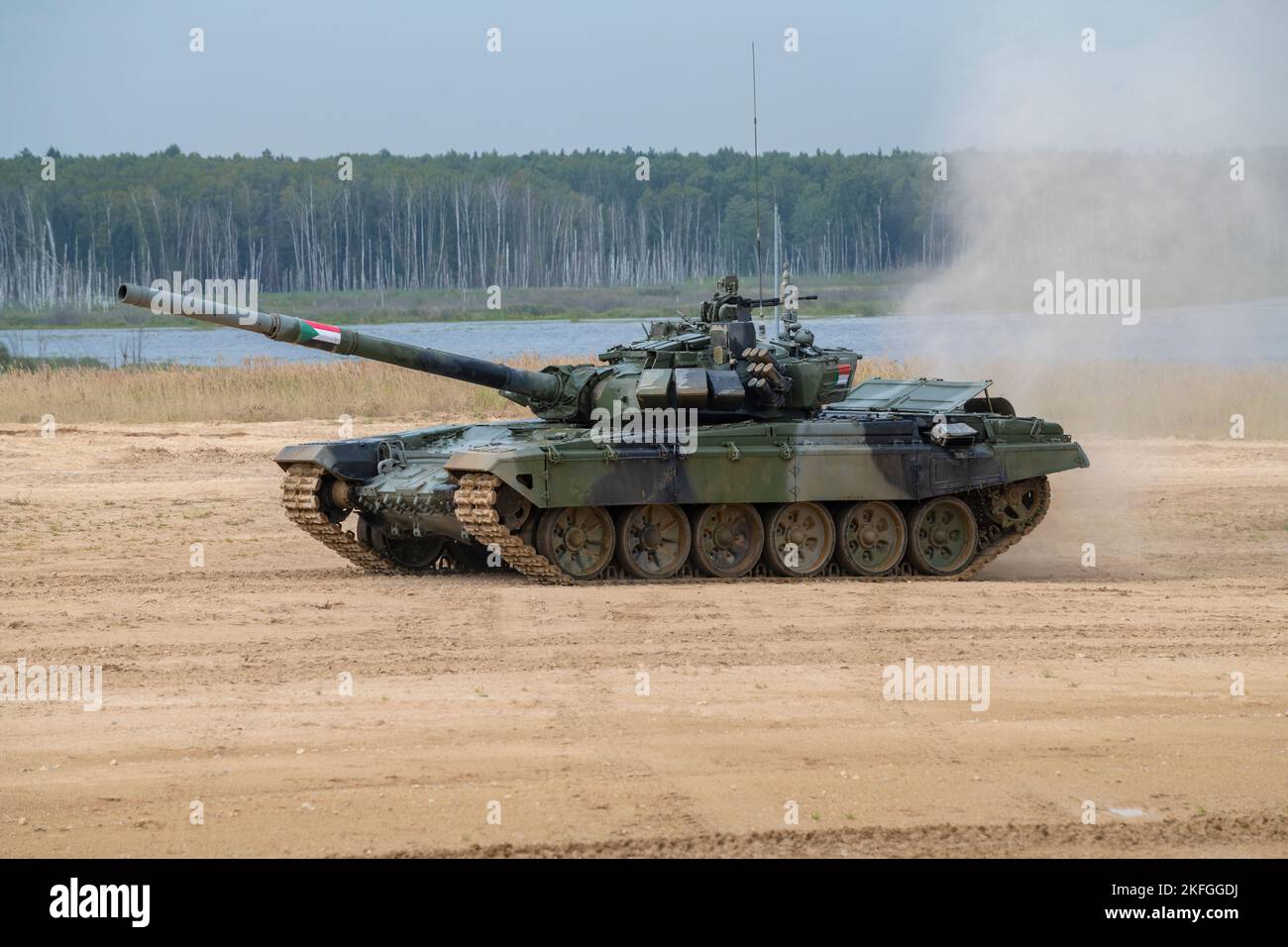 ALABINO, RUSSIA - 19 AGOSTO 2022: Tank T-72B3 del team sudanese sulla pista di biathlon Tank. Giochi di guerra internazionali Foto Stock