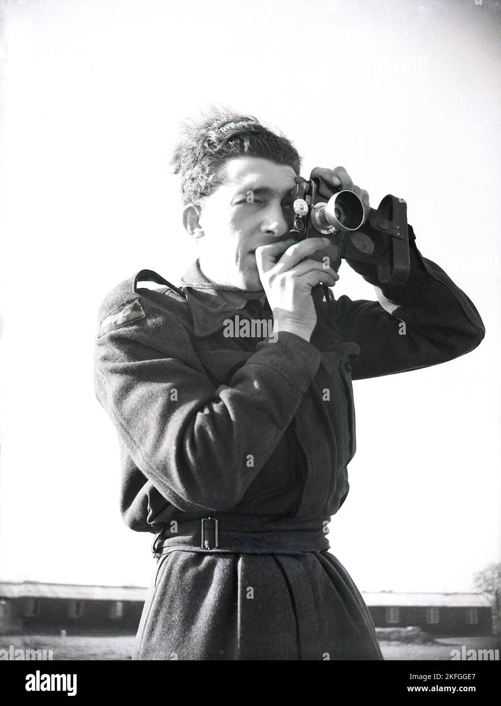 1949, storico, ufficiale RAF con fotocamera, scattando una foto nei terreni del campo di Longford di RAF, mercato Drayton, Inghilterra, Regno Unito Foto Stock