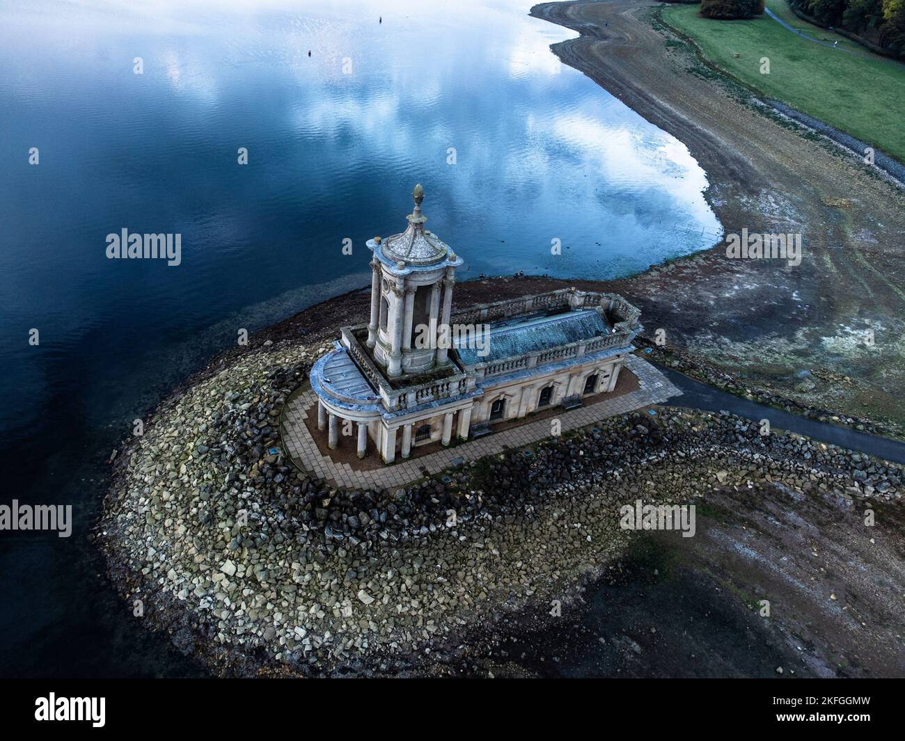 Chiesa di Normanton sull'acqua di Rutland - fotografia di drone sopra l'acqua Foto Stock