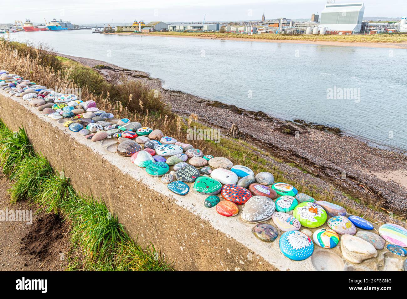 Pietre dipinte cementate ad un muro accanto al fiume South Esk a Ferryden, Montrose, Angus, Scozia UK Foto Stock