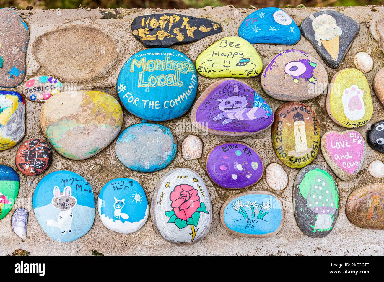 Pietre dipinte cementate ad un muro accanto al fiume South Esk a Ferryden, Montrose, Angus, Scozia UK Foto Stock