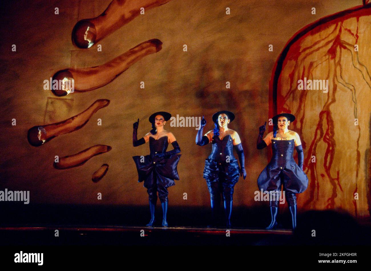 l-r: Leah-Marian Jones (seconda Signora), Catherine Wyn-Rogers (terza Signora), Lynda Russell (prima Signora) con i tre ragazzi (sullo sfondo) in DIE ZAUBERFLOTE alla Royal Opera, Covent Garden, Londra WC2 15/11/1993 musica: Wolfgang Amadeus Mozart libretto: Emanuel Schikaneder Direttore: Andrew Parrott Lee disegno: Paul Kant: Illuminazione: Linda Dobell regista: Martin Duncan Foto Stock