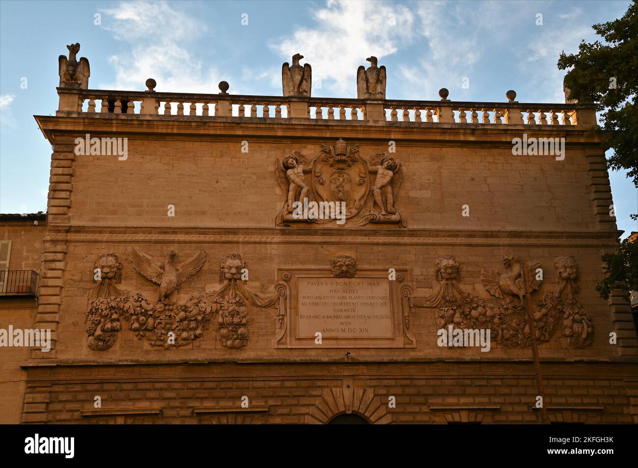 Una vista esterna di una facciata barocca su un edificio storico nella città francese di Avignone. Foto Stock