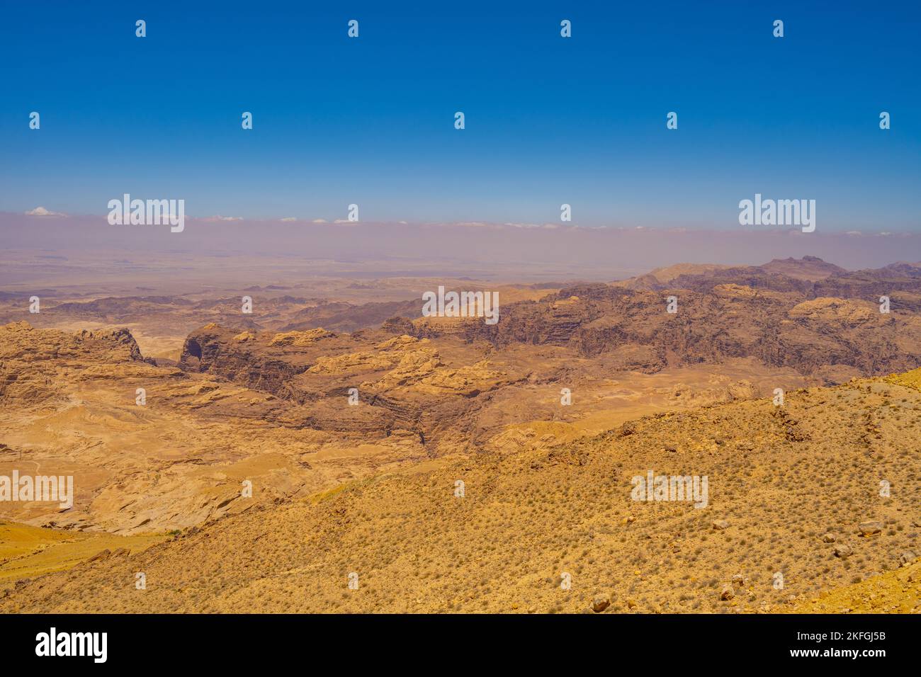 La vista sulla Jordan Rift Valley verso Isreal dal punto di osservazione Petra sulla Kings Highway in Giordania Foto Stock