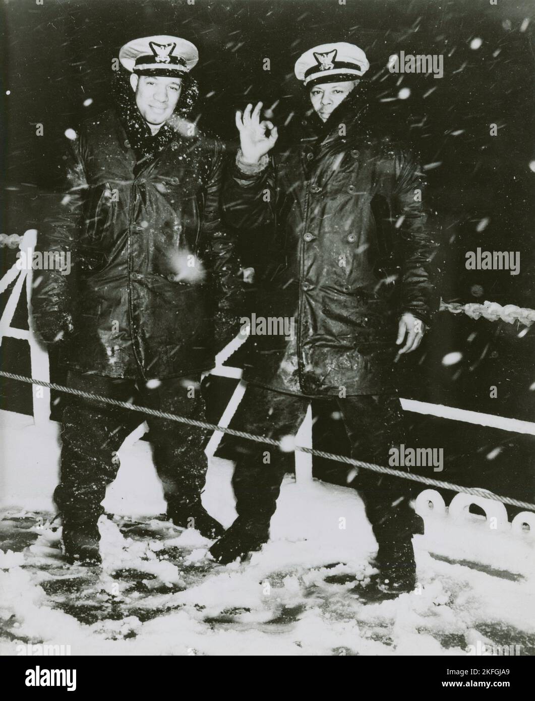 Due ufficiali della Marina Africana americana, [da sinistra a destra] la firma J. Jenkins e Clarence Samuels, a bordo di un taglierino sulla pattuglia del Nord Atlantico, 1939 - 1945. Foto Stock