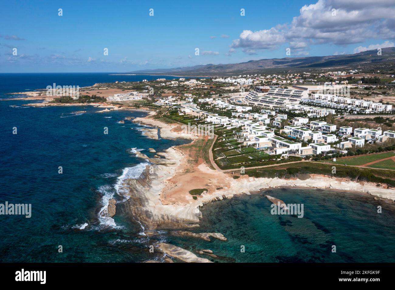 Vista aerea di ville di lusso sul mare a Cap St. Georges Beach Club Resort, regione di Paphos, Cipro. Foto Stock