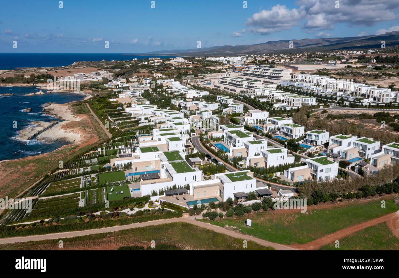 Vista aerea di ville di lusso sul mare a Cap St. Georges Beach Club Resort, regione di Paphos, Cipro. Foto Stock