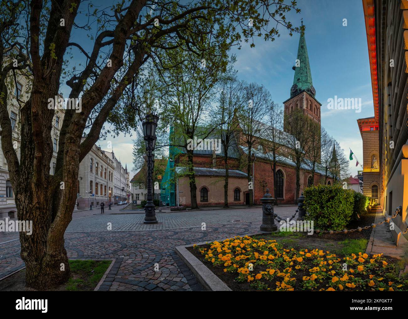 Riga, Lettonia. Il campanile del San Jacob Cathedral nel centro della città all'alba Foto Stock