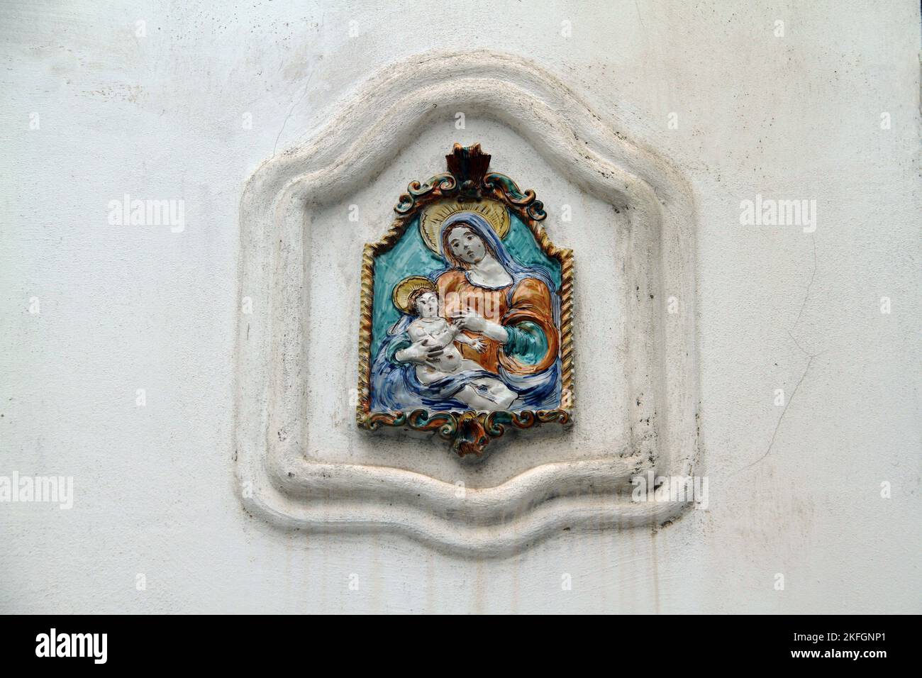 Una Madonna infermieristica sulla facciata di un edificio nel centro storico di Francavilla Fontana Foto Stock