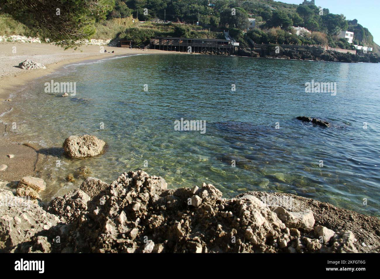 Spiaggia dei Sassolini in inverno, piccola spiaggia a Minturno Foto Stock