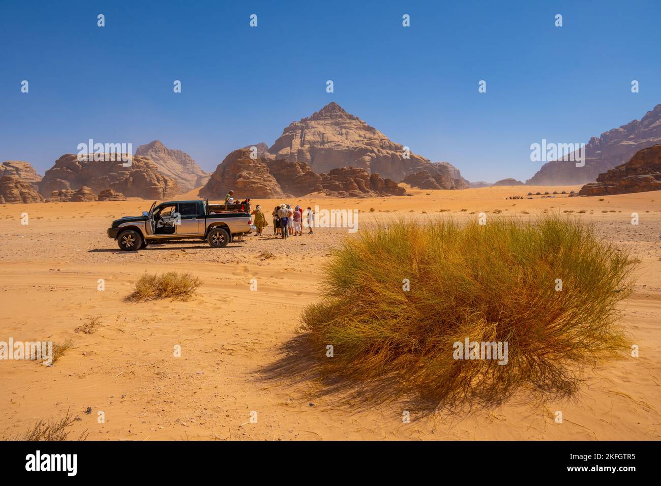 Turisti in un safari 4X4 a Wadi Rum Giordania Foto Stock