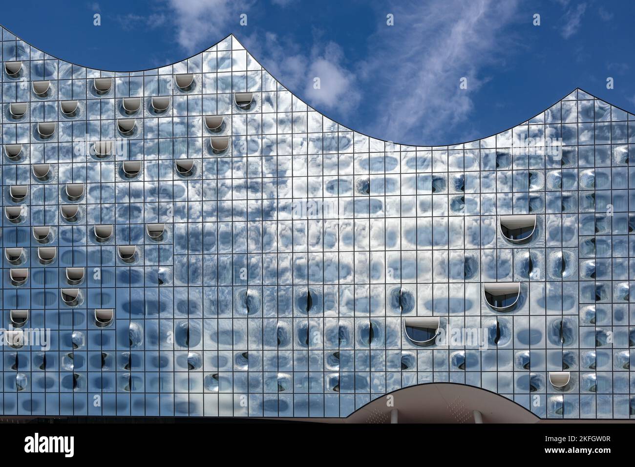 Elbphilharmonie, parte della facciata in vetro, sala concerti di Amburgo, architettura moderna nella storica città magazzino, punto di riferimento e destinazione turistica Foto Stock