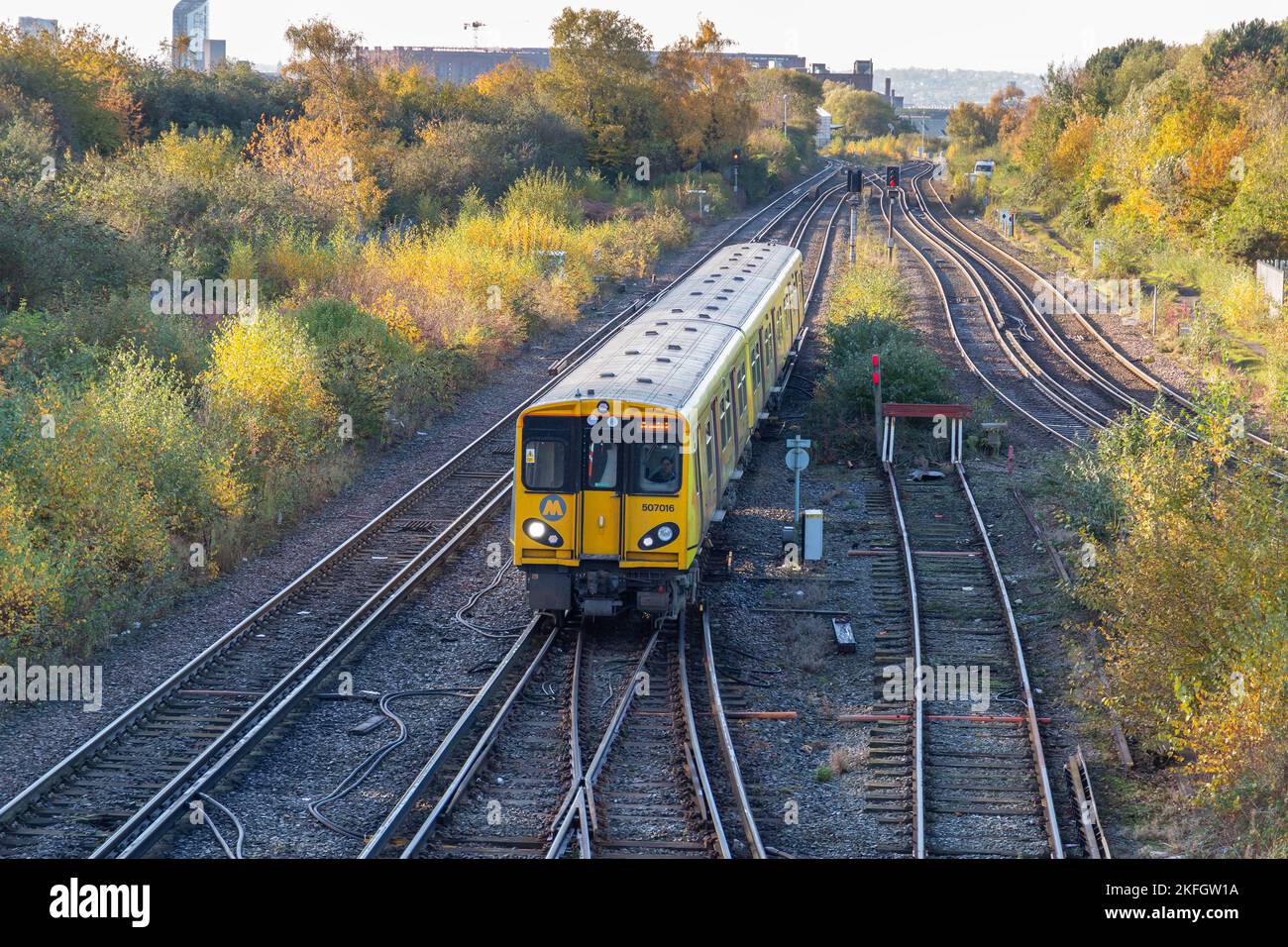Liverpool, Regno Unito: Treno Merseyrail 507016 che si avvicina alla stazione di Kirkdale sulla Northern Line Foto Stock