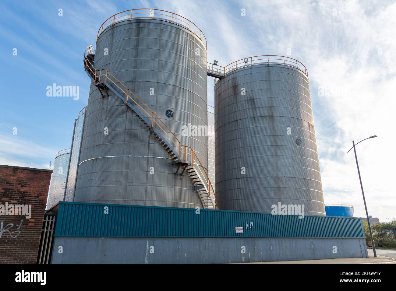 Liverpool, Regno Unito: Serbatoi di metallo presso l'UM Storage Facility, Regent Road. Grandi contenitori di oli vegetali e melasse nella zona industriale della città Foto Stock