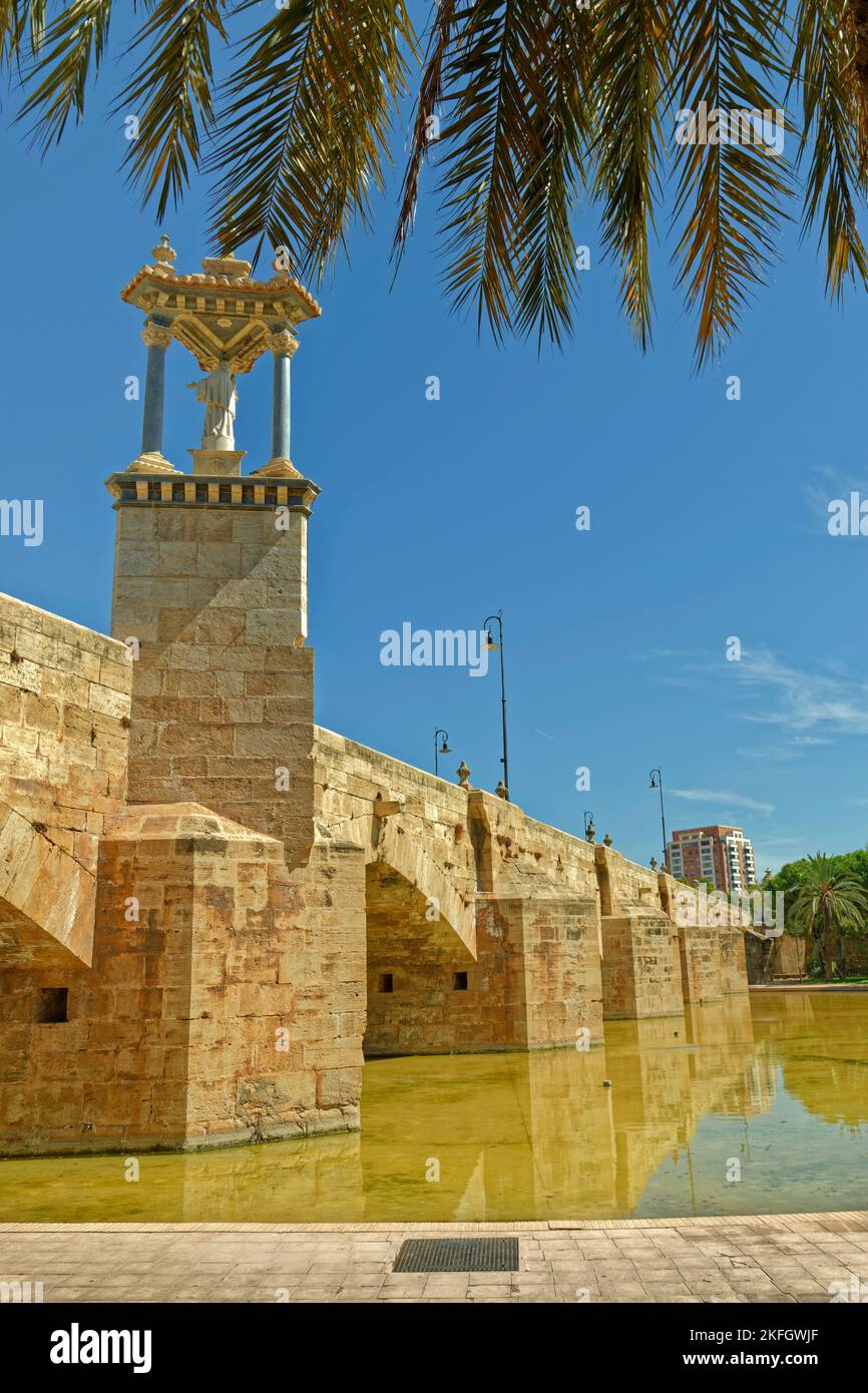 L'ex ponte che attraversava il fiume Turia prima che il fiume fosse ridiretto dal centro di Valencia per evitare le inondazioni, provincia di Valencia, Spagna. Foto Stock