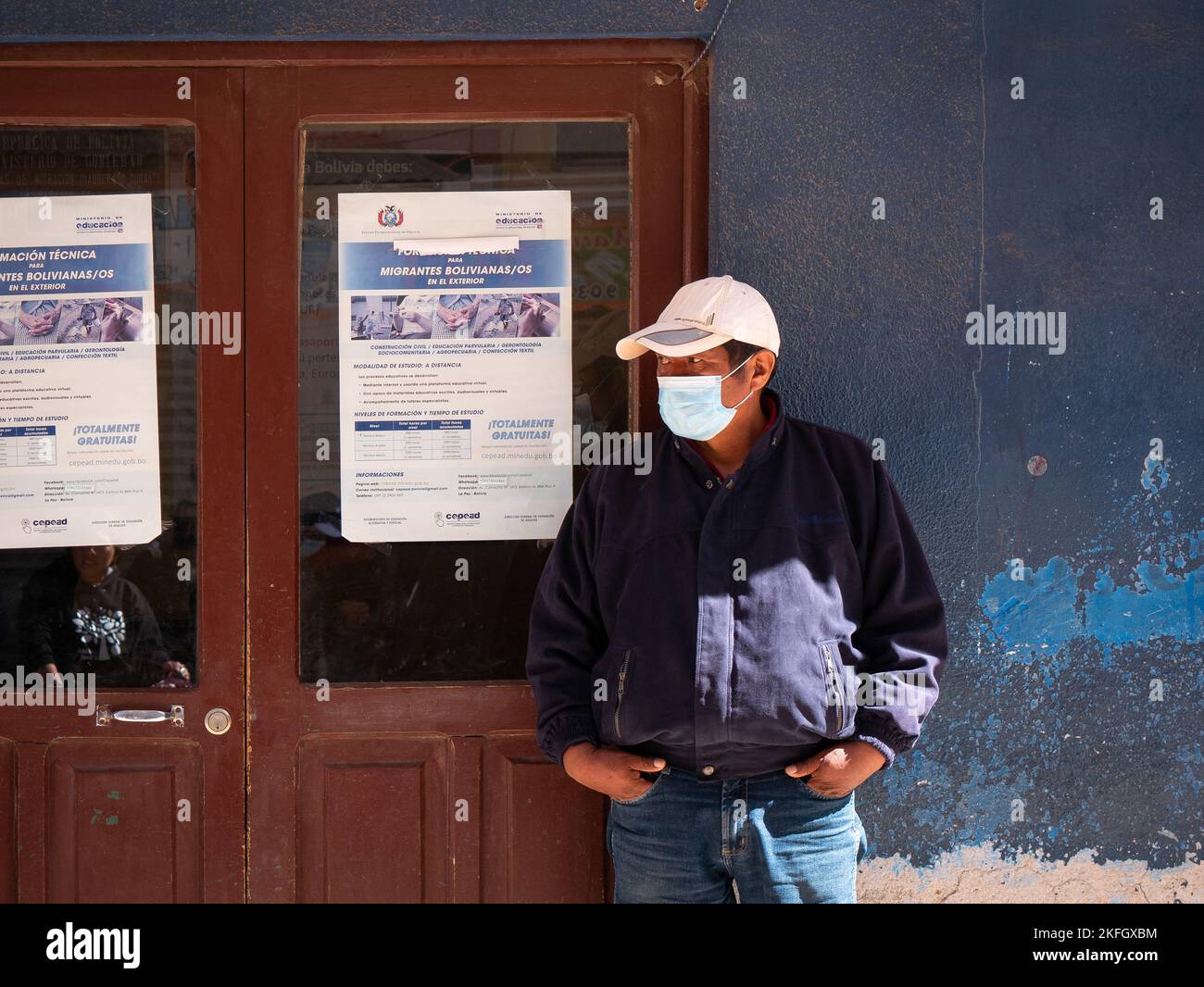 Desaguadero, Bolivia - Luglio 28 2022: Un uomo dai capelli neri attende alla porta d'immigrazione e attende il momento giusto per andare avanti in linea per entrare in Foto Stock