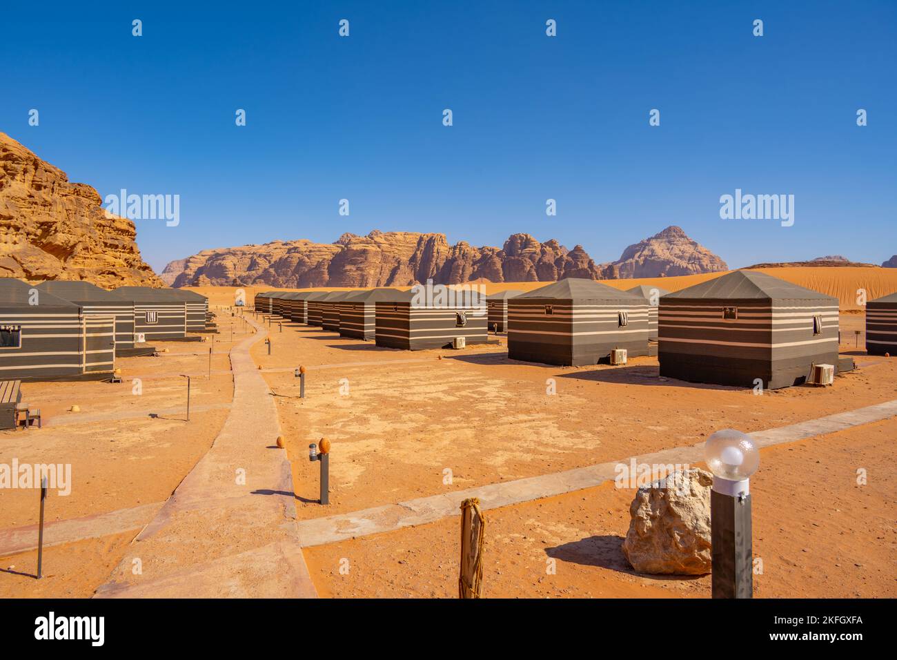 Campo nel deserto a Wadi Rum Giordania Foto Stock