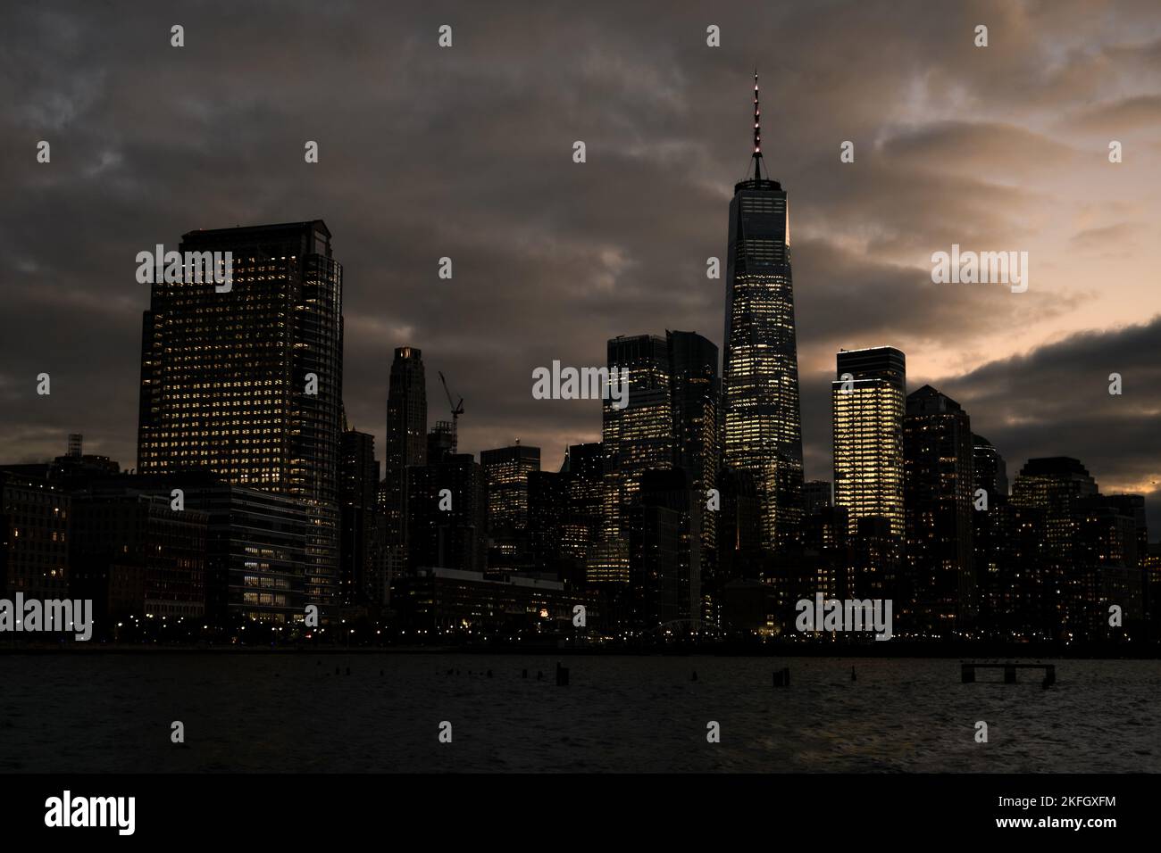 NEW YORK, NY, USA - 16 NOVEMBRE 2022: Il One World Trade Center sovrasta lo skyline di Lower Manhattan al tramonto. Foto Stock